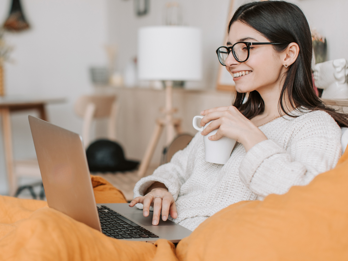 Γυναίκα στο σπίτι που ψάχνει το ιδανικό πρόγραμμα ενέργειας για εκείνη της μέσω υπολογιστή.