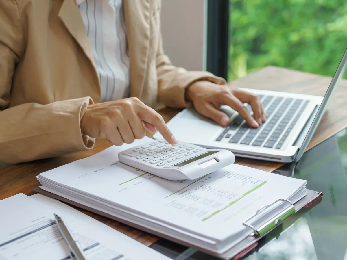 zero-bills-woman-calculating