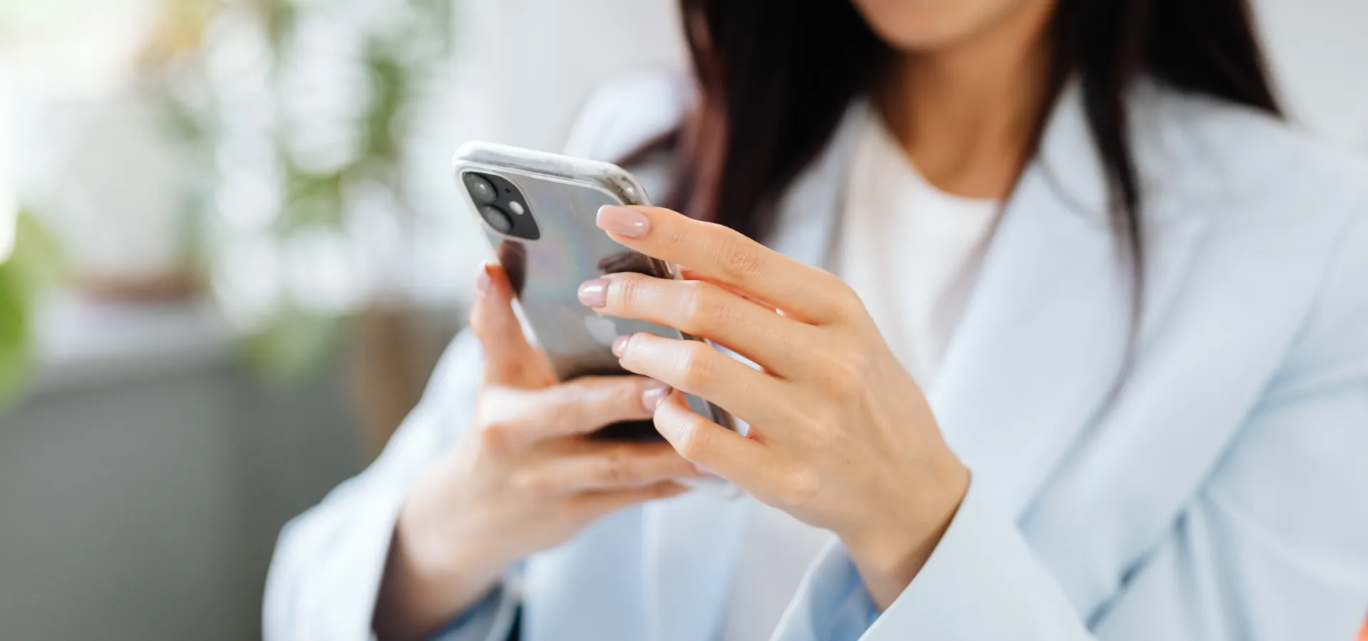 hands-girl-using-my-fysiko-aerio-app