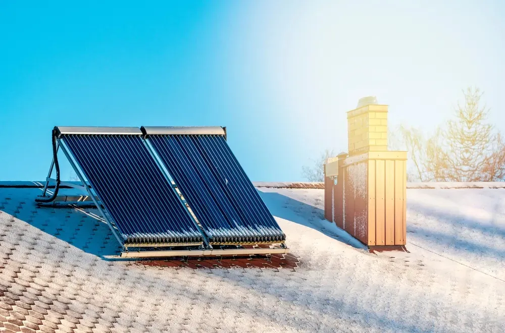 Ηλιακός θερμοσίφωνας σε σκεπή σπιτιού