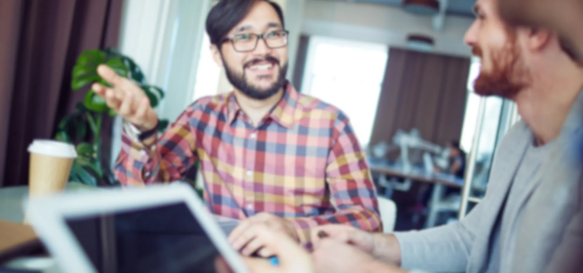 φίλοι που εξηγεί ο ένας στον άλλο τον λογαριασμό του