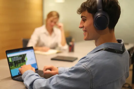 man-working-on-laptop-with-collegue