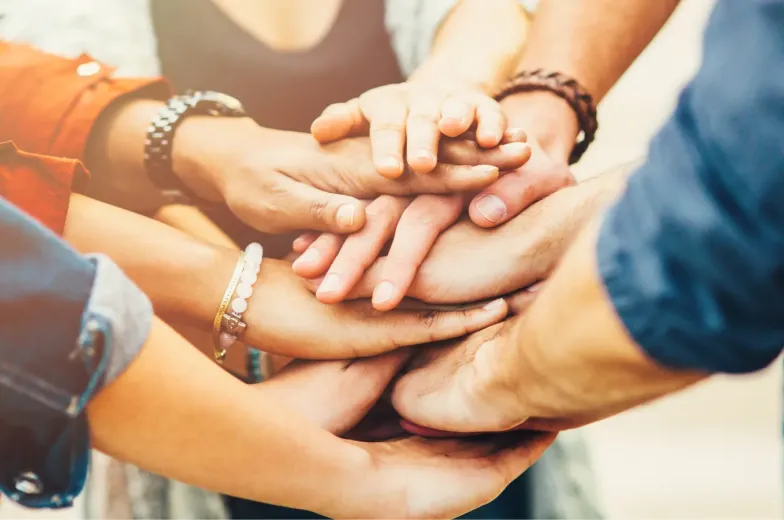 ομάδα ανθρώπων που πανηγυρίζουν μία επιτυχία