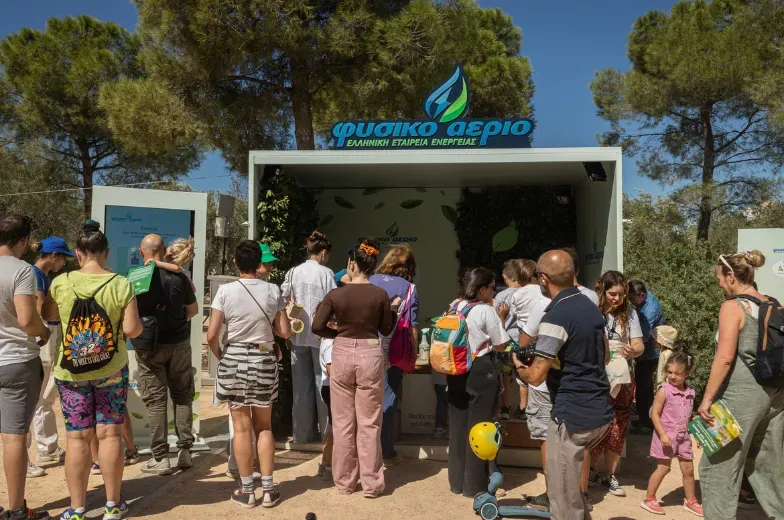 το κιόσκι μας γεμάτο με κόσμο που περιμένει να παίξει κέντρο πολιτισμού ίδρυμα Σταύρος Νιάρχος κατά την διάρκεια του Green Weekend